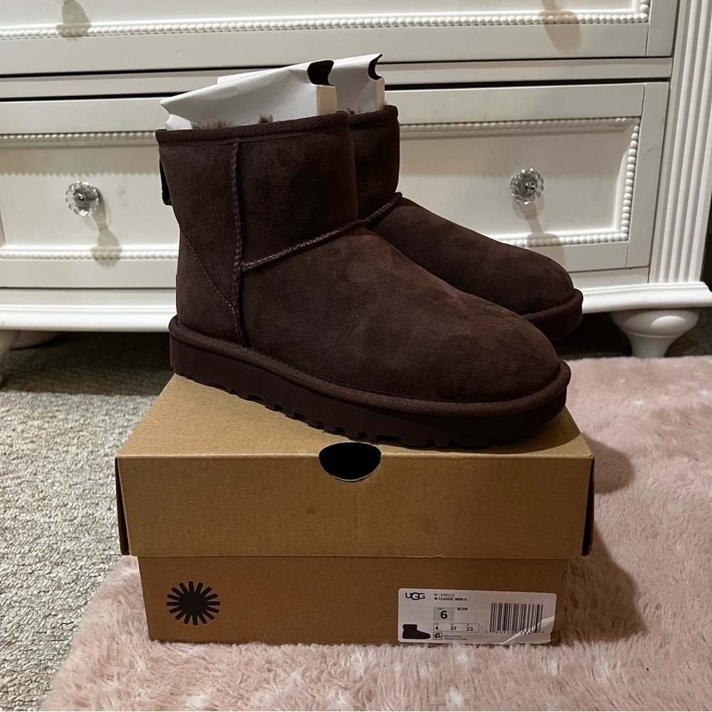 UGG W CLASSIC MINI II BROWN / CHOCOLATE SIZE 6 BRAND NEW BOX INCLUDED
